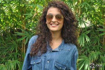 Seerat-Kapoor-at-Run-Raja-Run-Press-Meet